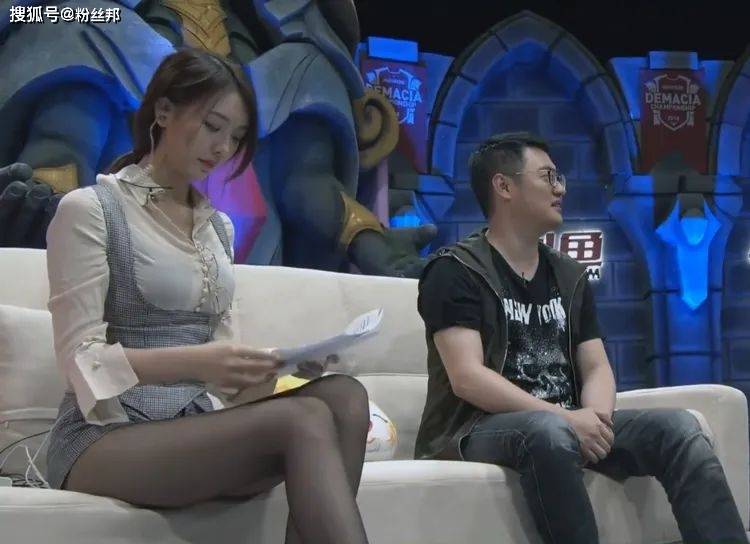原创女主播网恋转正奔现斗鱼饺子君退网三年与男友玩手游相恋