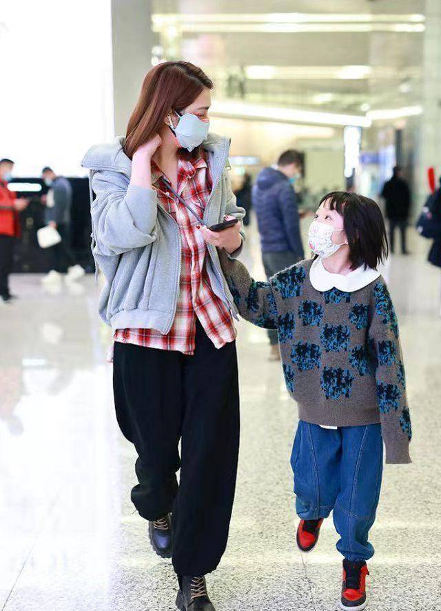 休闲风 洪欣带女儿走机场,她素面朝天打扮朴素似大妈,女儿太像张丹峰