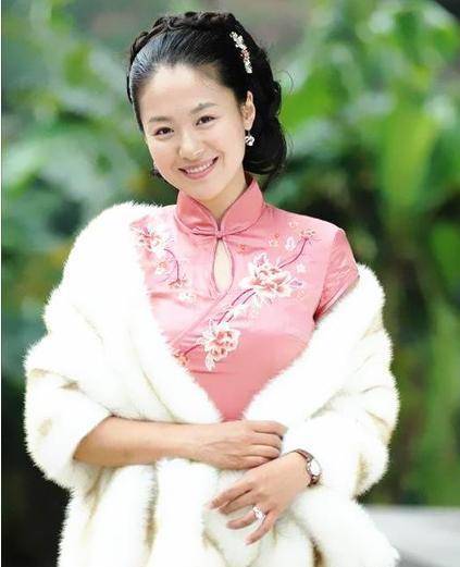 沈傲君 沈傲君穿红黑旗袍亮相,搭配卷发重现复古美人,身材让人挪不开眼