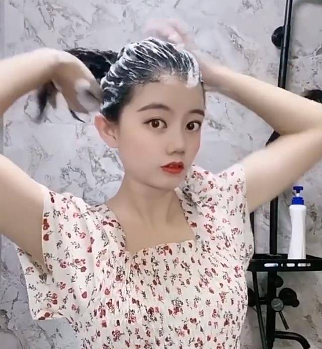 发型女生注意：洗头时牢记这“4点”，头发越来越柔顺，掉发情况少了