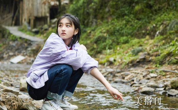 演技 太乖了吧！张子枫渔夫帽机场被粉丝吓懵，憨笑签名乖巧等助理救援