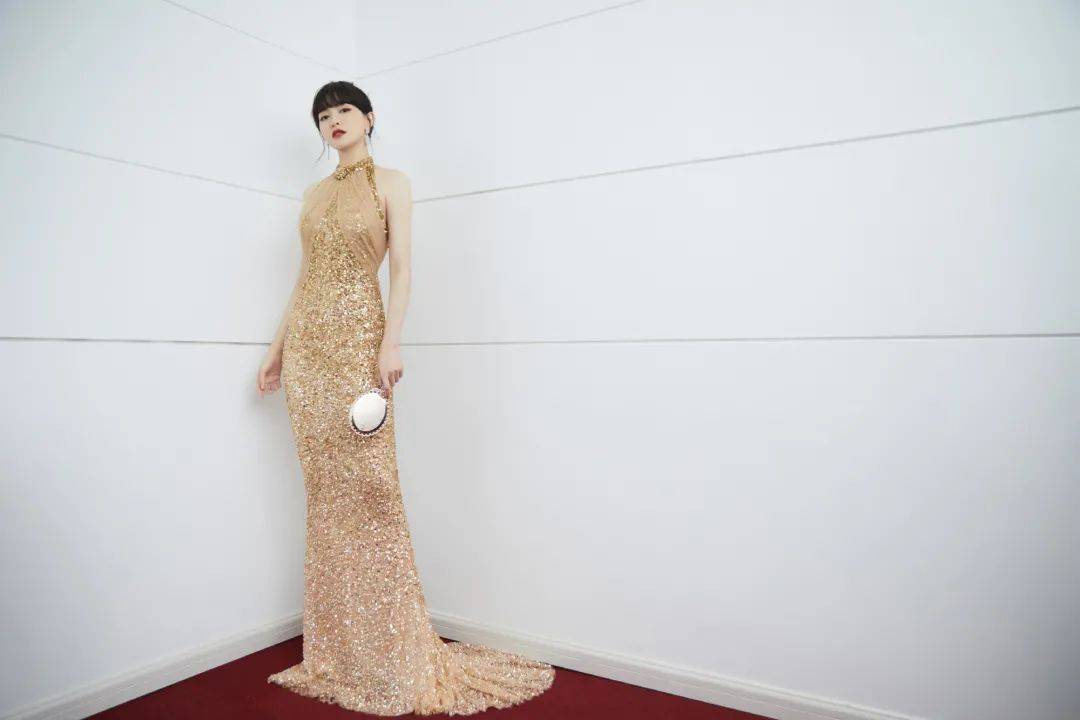 黄圣依 黄圣依、唐嫣、沈梦辰和迪丽热巴的裙装,光泽出现,优雅更为贵气