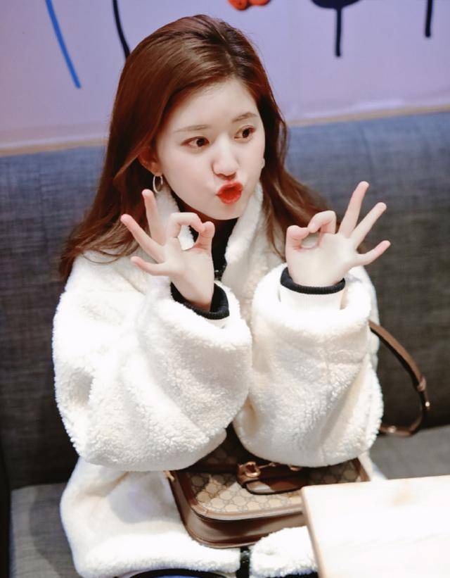 一身 袁冰妍和赵露思相差6岁，同穿白色毛绒夹克，一个酷帅一个甜美！