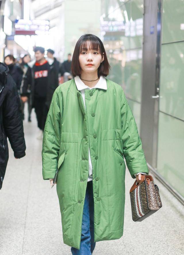 颜色 穿亮绿色棉服，内搭白色翻领打底，仿佛看到初恋女友