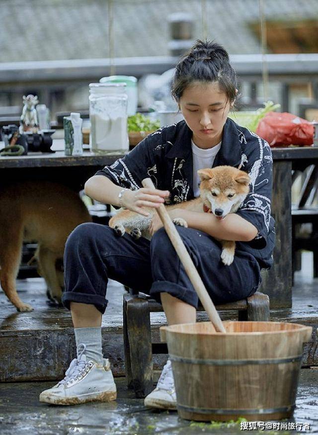 黑色 张子枫瘦了连私服也开挂，连穿3次“奶奶衫”不显老气反倒被种草