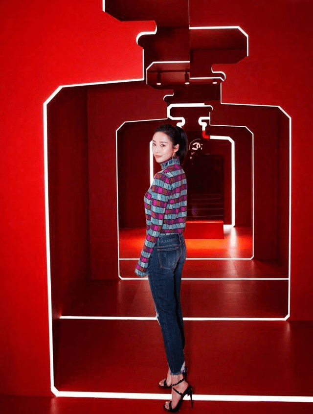 羽绒服 李纯走机场也太时髦了，白色羽绒服配阔腿裤，戴帽子洋气减龄