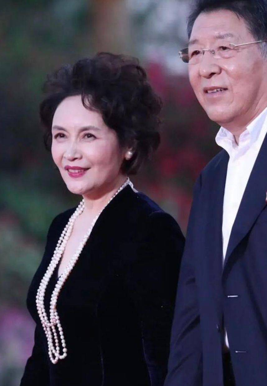 晓英 宋晓英老得优雅，穿一袭黑裙挂3层项链，与老戏骨合影也美成焦点