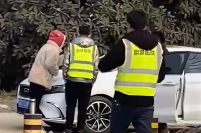 教练车|河南一男子陪女友练科三，结果现场做起生意，网友：赚个来回油钱