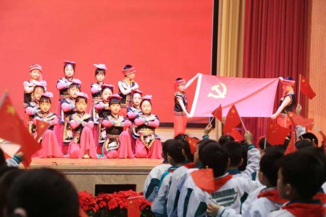 《小手绣花送给党》六(1)班合唱《少年中国说》《红领巾相约中国梦》