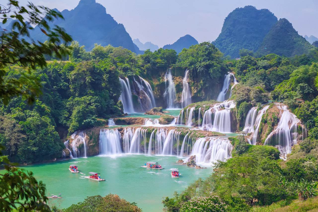 广西一处是国家生态旅游示范区的瀑布，气势磅礴，蔚为壮观