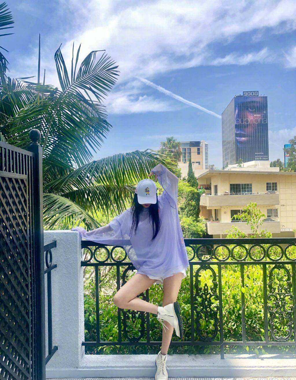 沙发 杨幂更博宣布个人演唱会圆满成功,并晒出两张露肉照,十分少女!