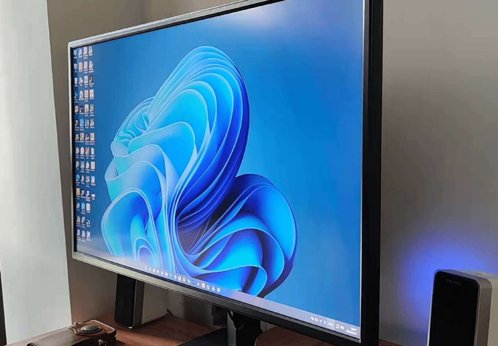 接上pc先不看效果,显示器识别的型号为u315x2,不知道是哪个山寨品牌的