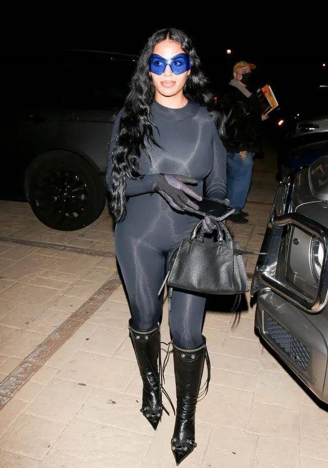 原创情人节坎爷给卡戴珊送了一车玫瑰还diss她新男友网友变态吗