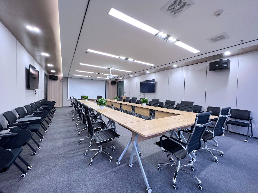 除完善的会议设备外,大会议室面积较大,预留出更多参会人员的位置