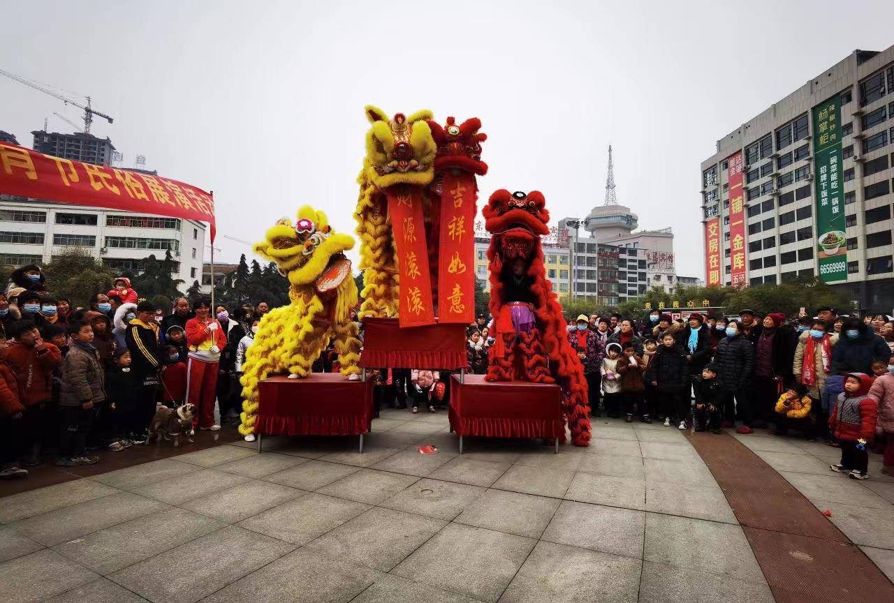 當日,漢城廣場,漢桑城遺址公園內,鑼鼓喧天,群眾一起觀看舞獅比賽歡樂