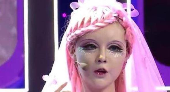 土豪“芭比女孩”妆容太精致，土豪粉丝花400万揭开她真容，结果怎样