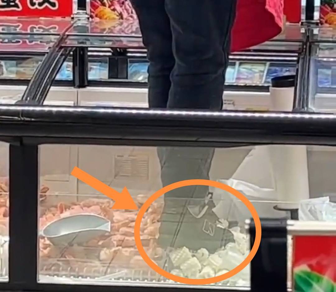 一超市女员工穿鞋子踩在冷冻食品上,网友表态:我不相信她是初犯_食物