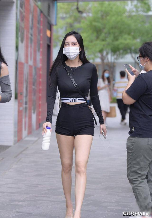 喇叭裤 穿搭出众“大方”的美女，可以更好地展现自己，似乎成了一种潮流