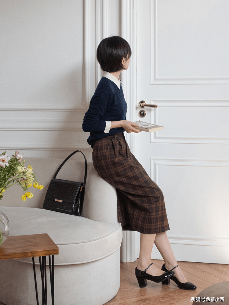 魅力 真正有气质的女人，春季都穿针织衫，搭配半身裙高级又优雅