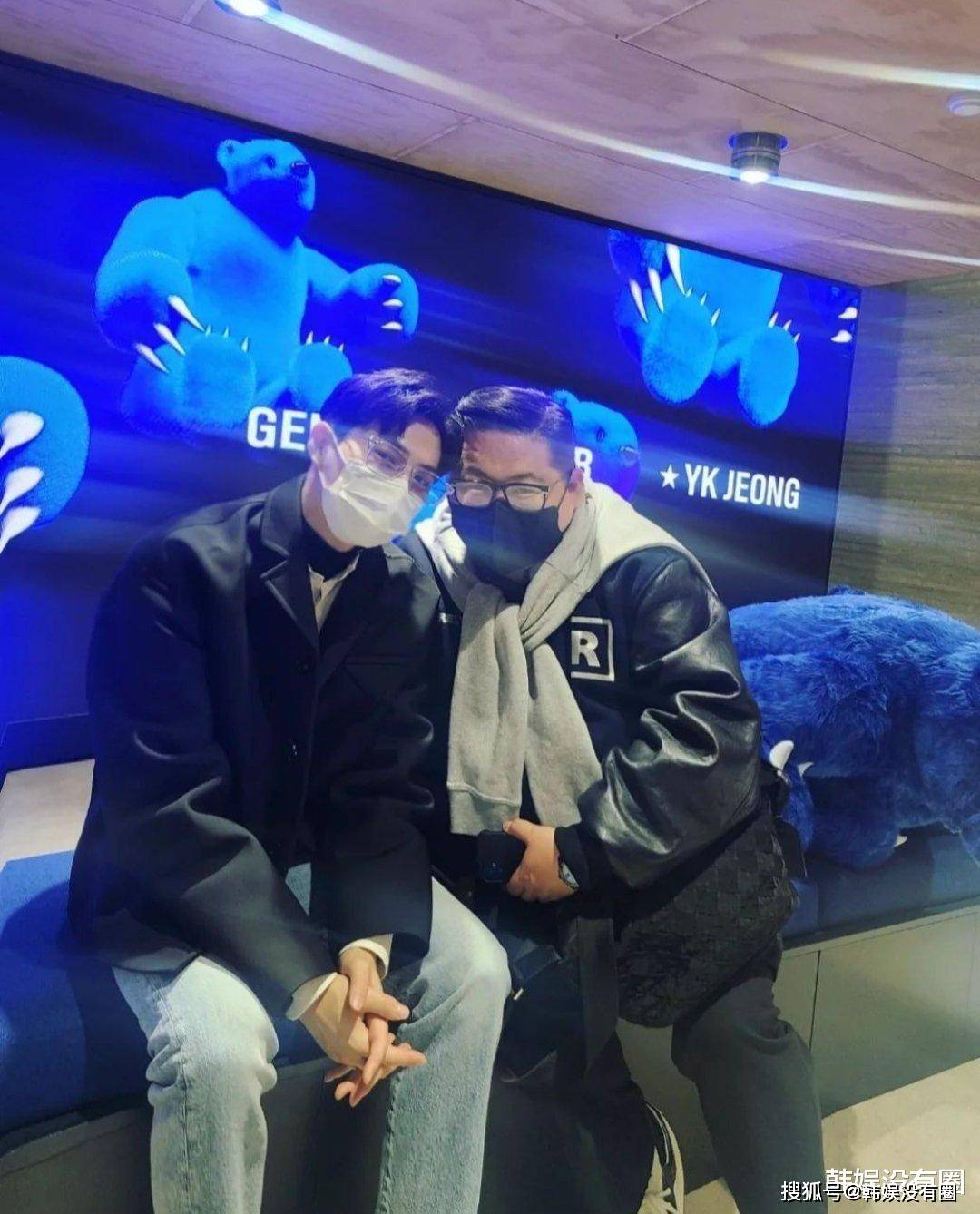 exo成员suho公开退伍后的近况怼脸自拍wink卖萌