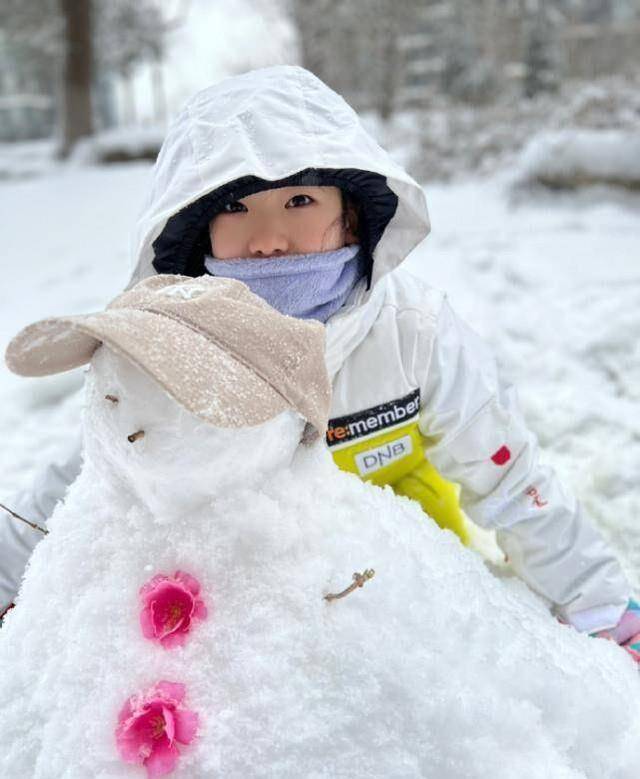 有網友發現,左小青的女兒已經戴上了牙套,十歲的小女孩,身材高挑,在