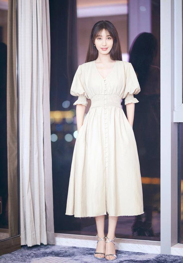 身材 李菲儿气质挺有“初恋感”，穿雪纺长裙凹凸感太诱人，衣品绝了