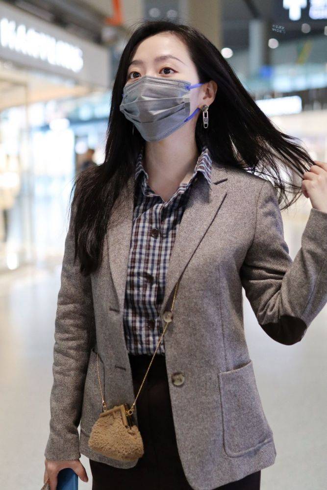 张靓颖分享街头美照,大波浪长发配长皮衣,画面宛如电影大片_外套_设计