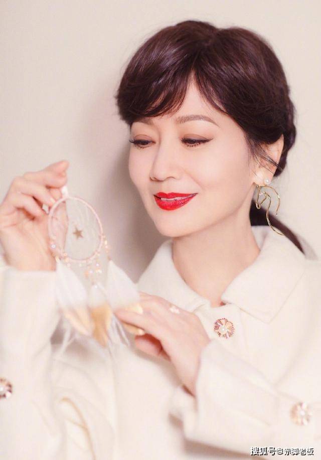 配饰 65岁赵雅芝风采依旧，跟她学这3个优雅小心机，老了也是女神