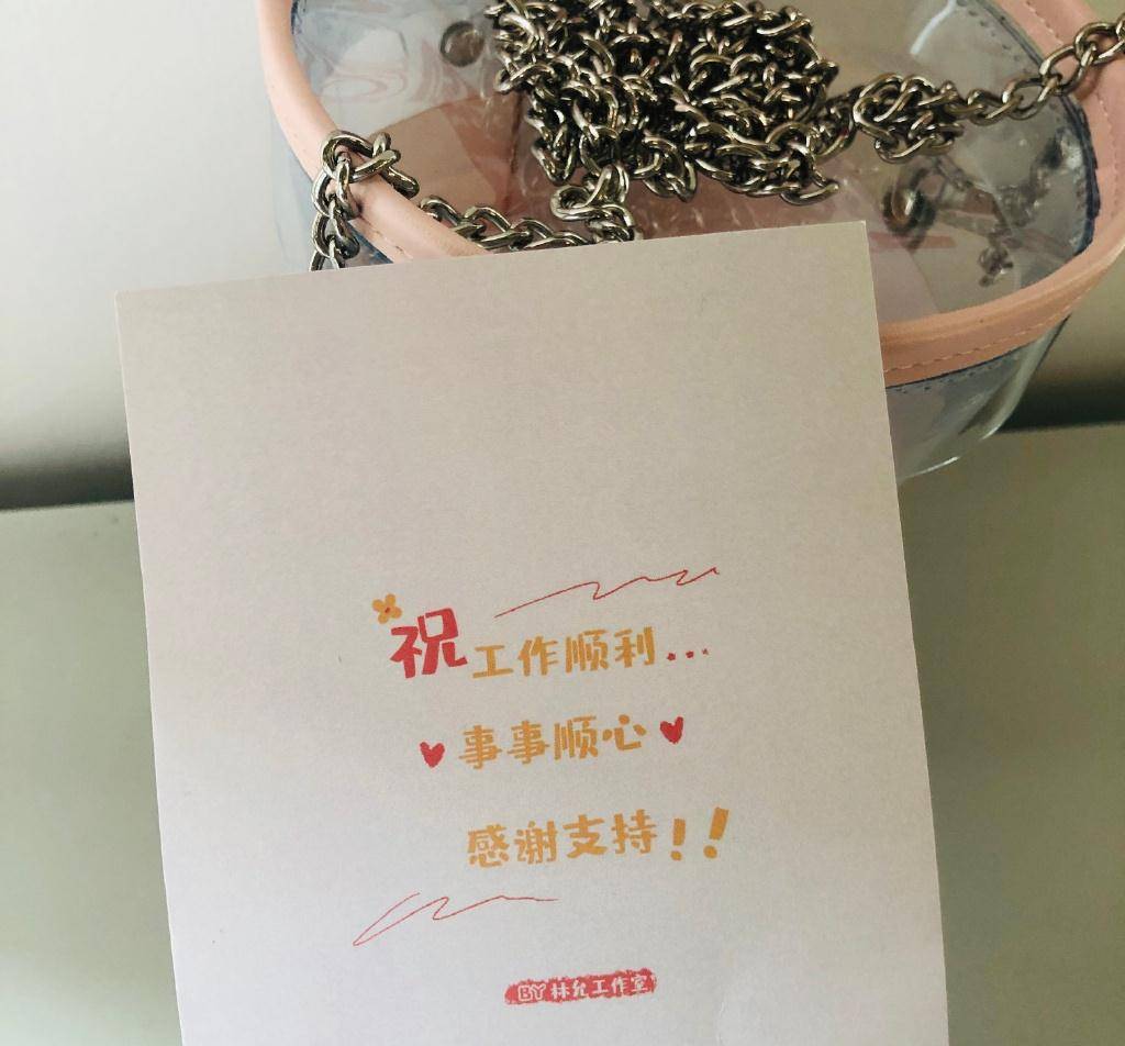 工作室送中秋礼物 鹿晗的有个性 周笔畅的有质感 王源种类最多 月饼 包装 样子