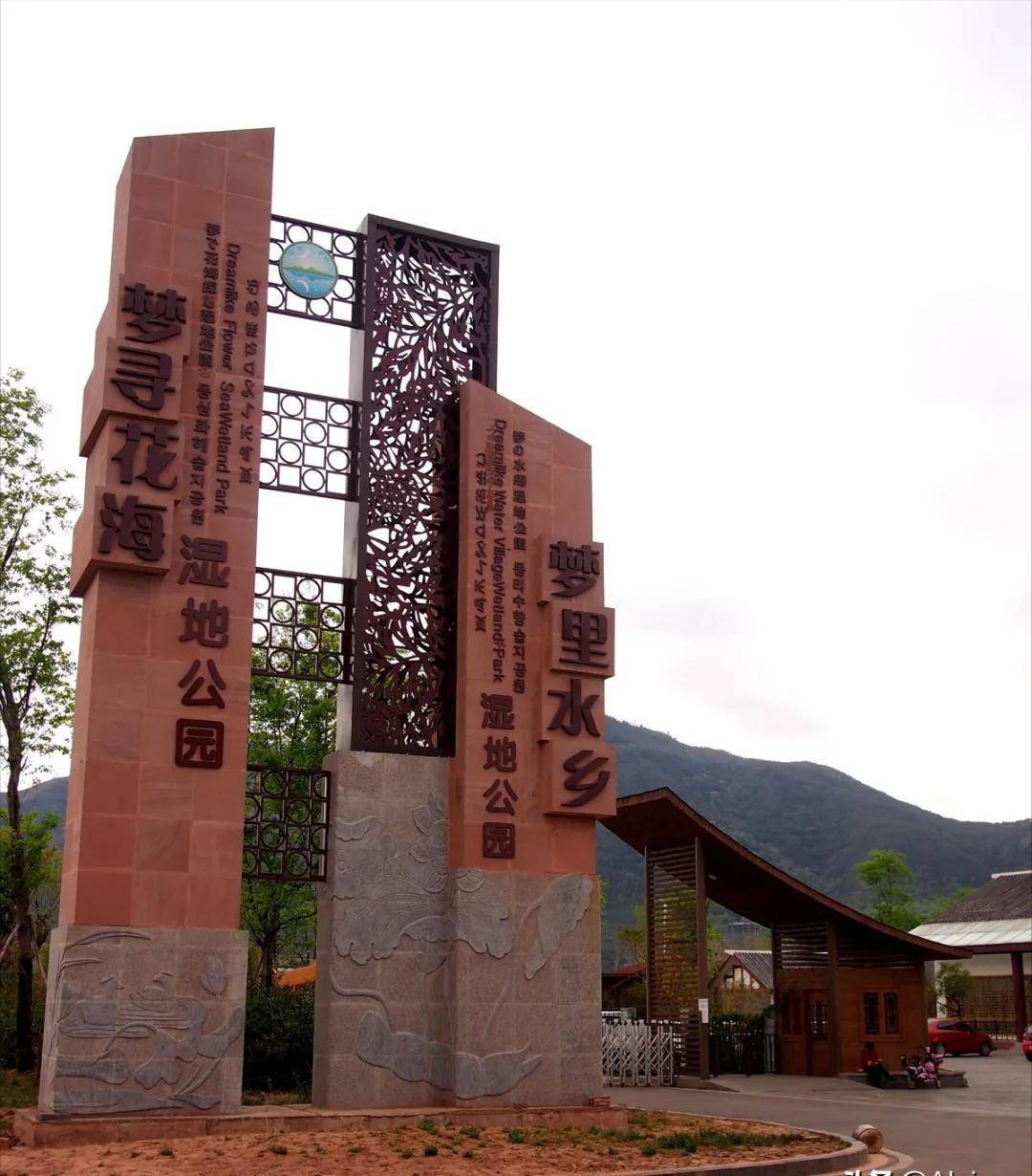 而且相对其他类型村牌,植物墙是有生命的,更有创意!