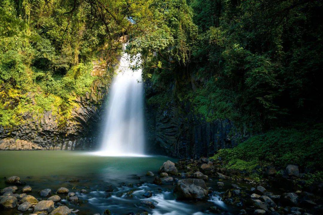赏楹联,品腾冲_水河_赵藩撰_瀑布