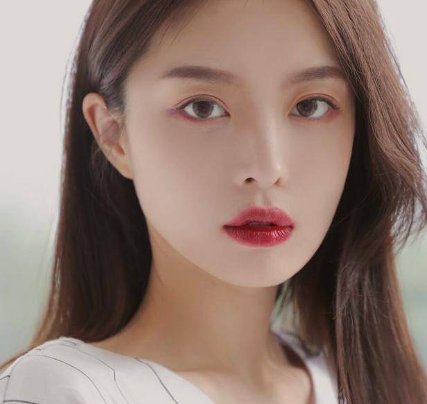 漂亮建议女生,不管多忙最好化“淡妆”,教你简单“4步”易学又漂亮