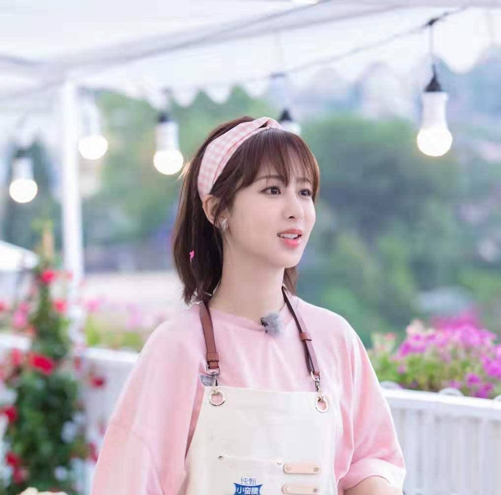 夏雪看《中餐厅》被杨紫短发美到了，发带扎发很惊艳，比长发更减龄