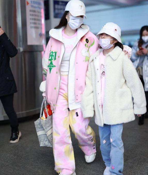 一身 李小璐母女走机场，一身粉嫩打扮甜美青春，与甜馨同框美成姐妹花