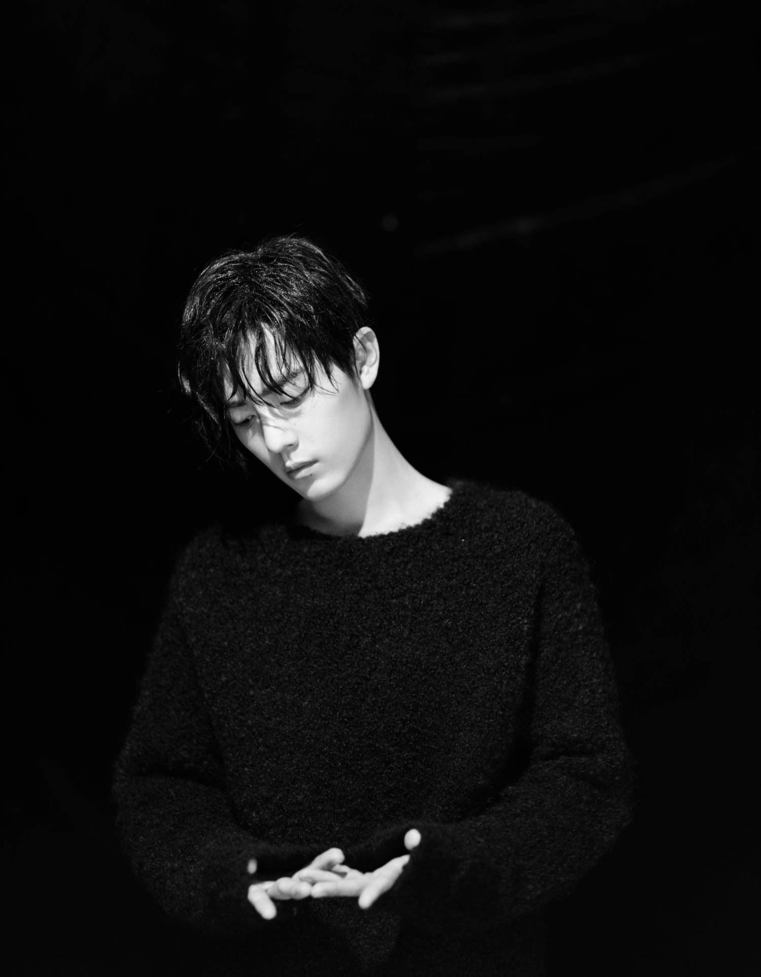 身材 38岁李栋旭和28岁肖战，同是白衣浴缸照造型，美男都喜欢玩禁欲？