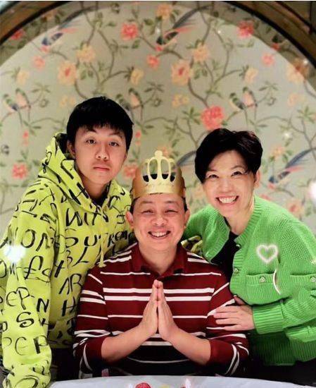 原创邓亚萍晒全家福为老公庆生夫妻搂肩太甜蜜儿子帅气魁梧更像爸