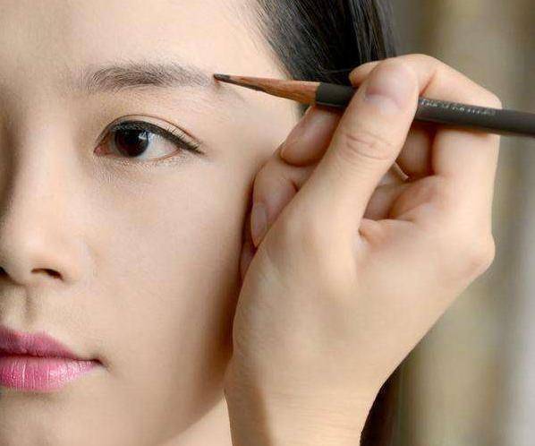 漂亮建议女生,不管多忙最好化“淡妆”,教你简单“4步”易学又漂亮