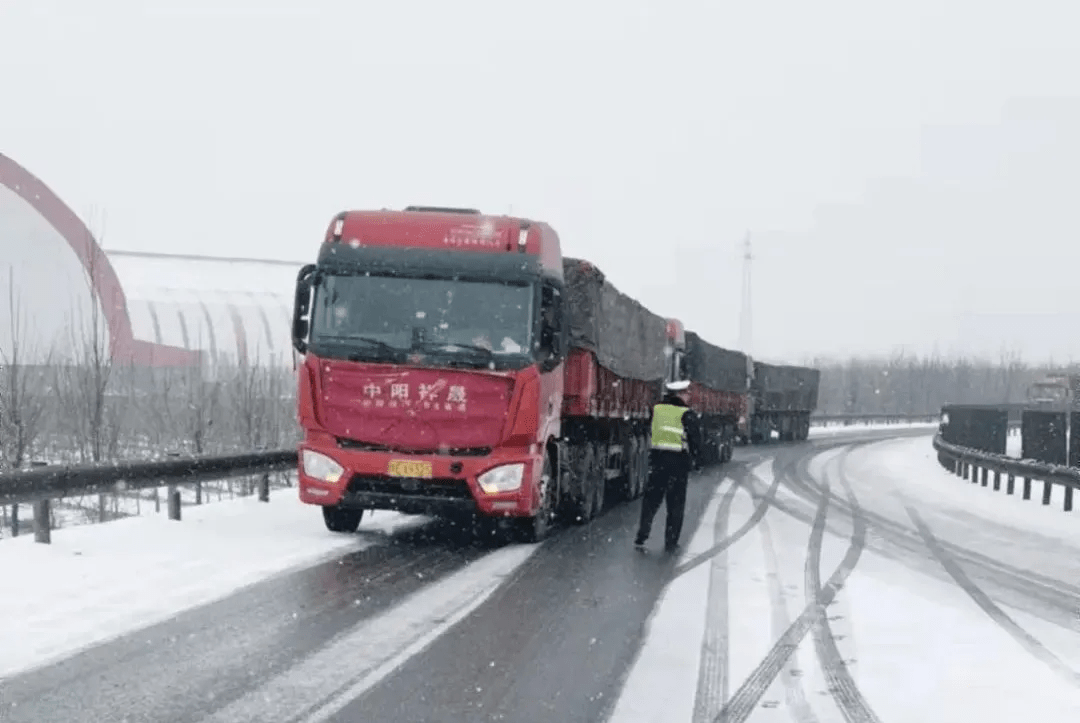 市公安局交警大队全体民警无惧严寒,以雪为令,全力投入到冰雪天气道路