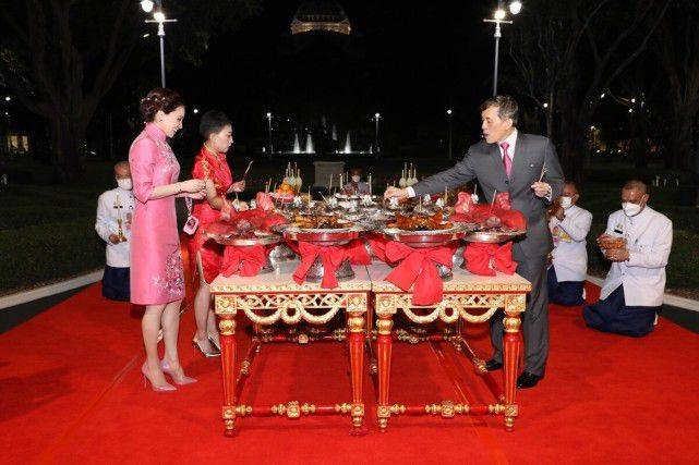 国王 苏提达穿红裙迷倒国王,笑容太甜了