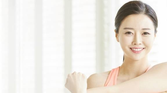 生下|42岁老阿姨与25岁小鲜肉结婚,顺利生下双胞胎,网友:令人羡慕