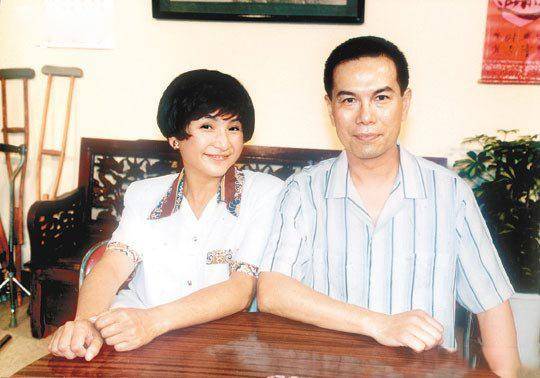 由于郑佩佩的老公原文通是一个贩子,非常有钱,是一个富人.