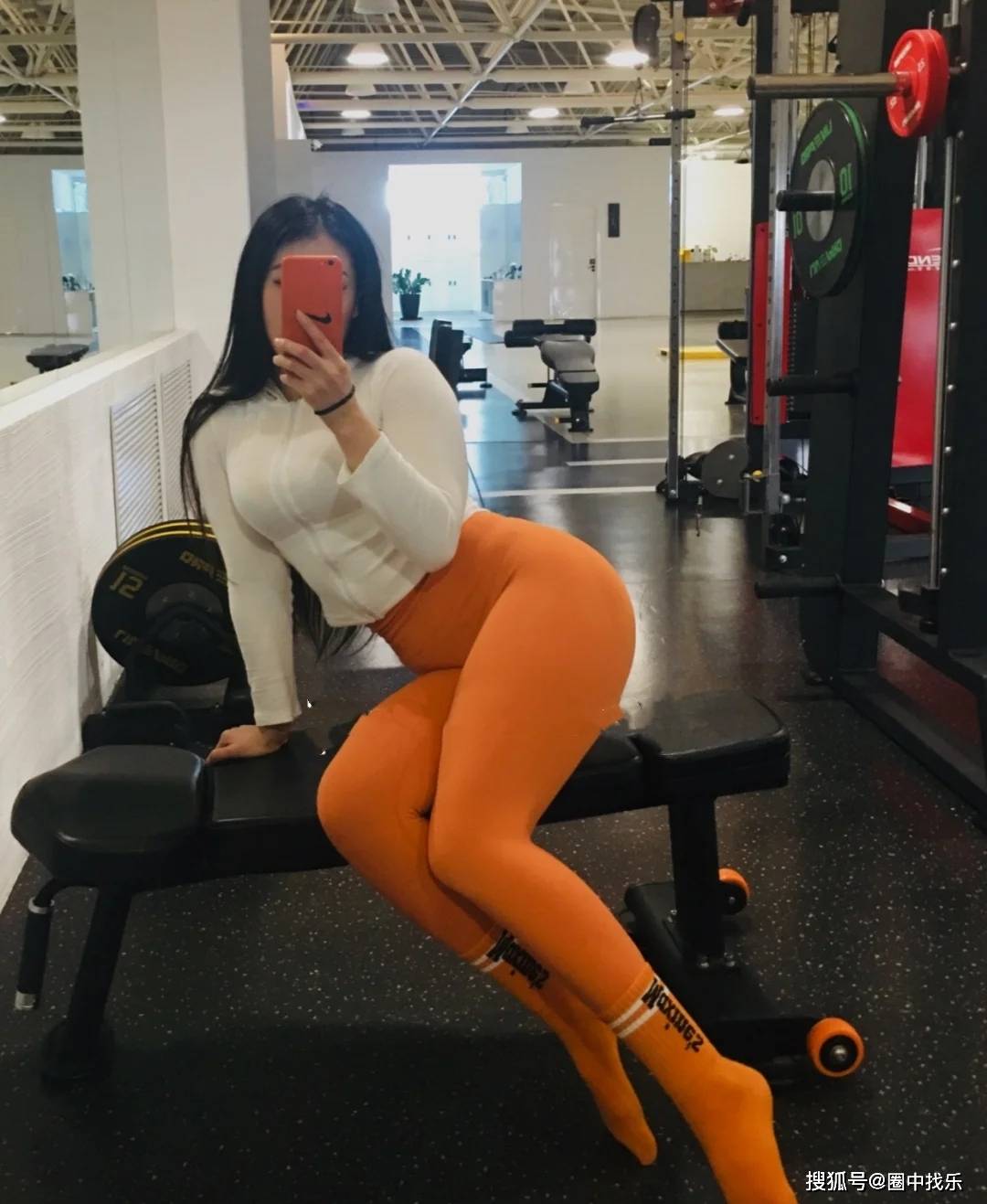 原创国产健身女孩因性感臀部被称为蜜桃女神