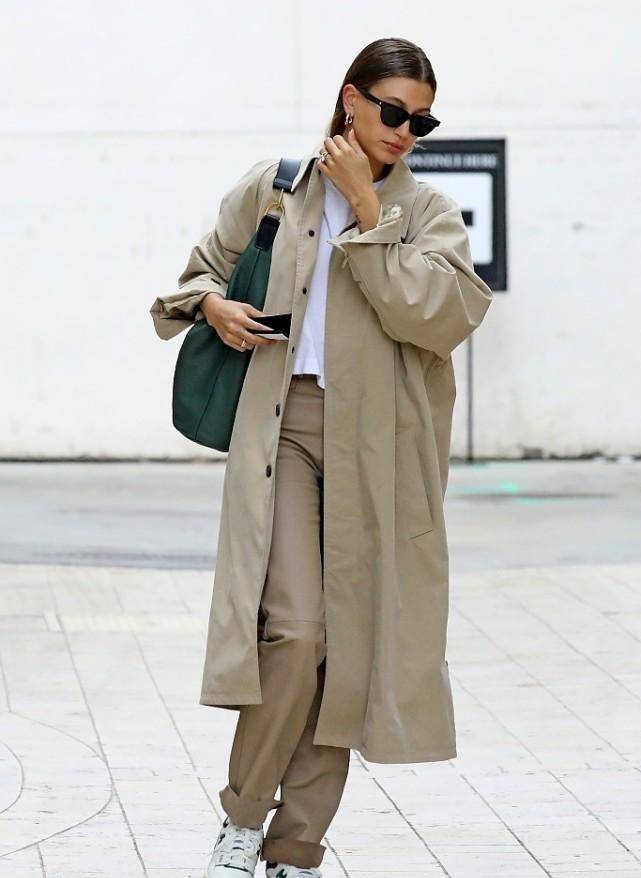 毛衣 海莉穿得比比伯还霸气,西装叠穿毛衣T恤,休闲简约还有气场