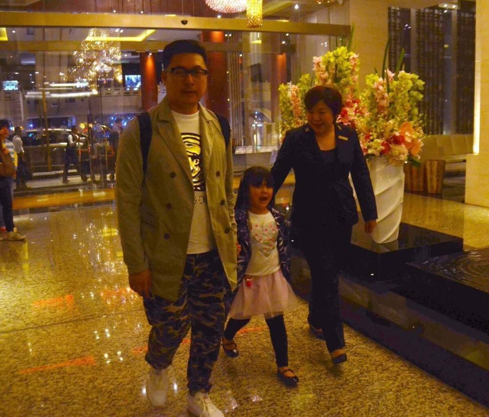 王岳伦 王岳伦和女友出行挺高调，穿针织衫配运动裤，有中年休闲感了