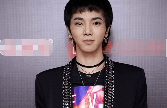 活动当红男星生图：杨洋抬头纹，易烊千玺戴假发，蔡徐坤肖战皮肤好