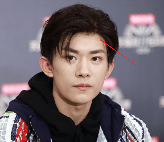 活动当红男星生图：杨洋抬头纹，易烊千玺戴假发，蔡徐坤肖战皮肤好