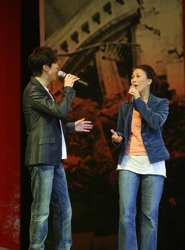 他曾14次登上春晚,被那英暗恋,章子怡求合作,如今52岁身价不菲_解晓东