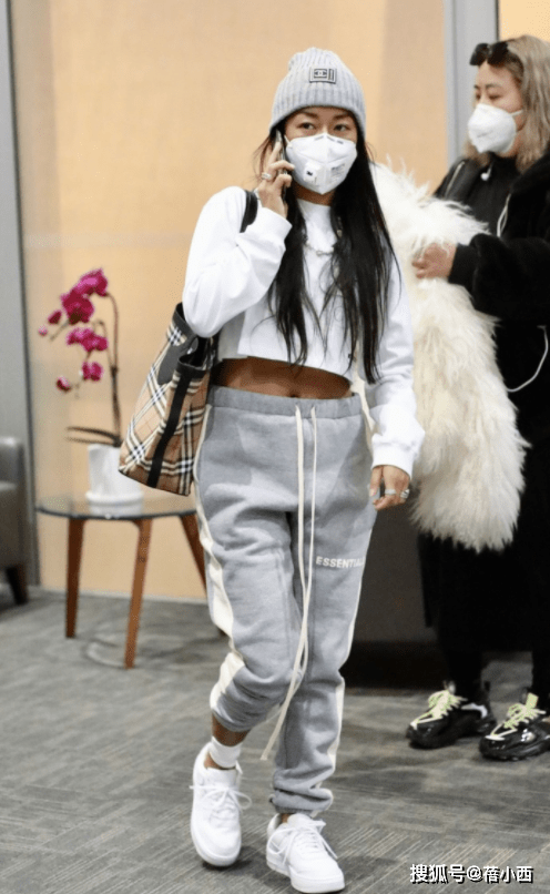 卫衣 吉克隽逸皮肤黑又如何？穿粉色卫衣配毛毛外套超时髦，气场开挂