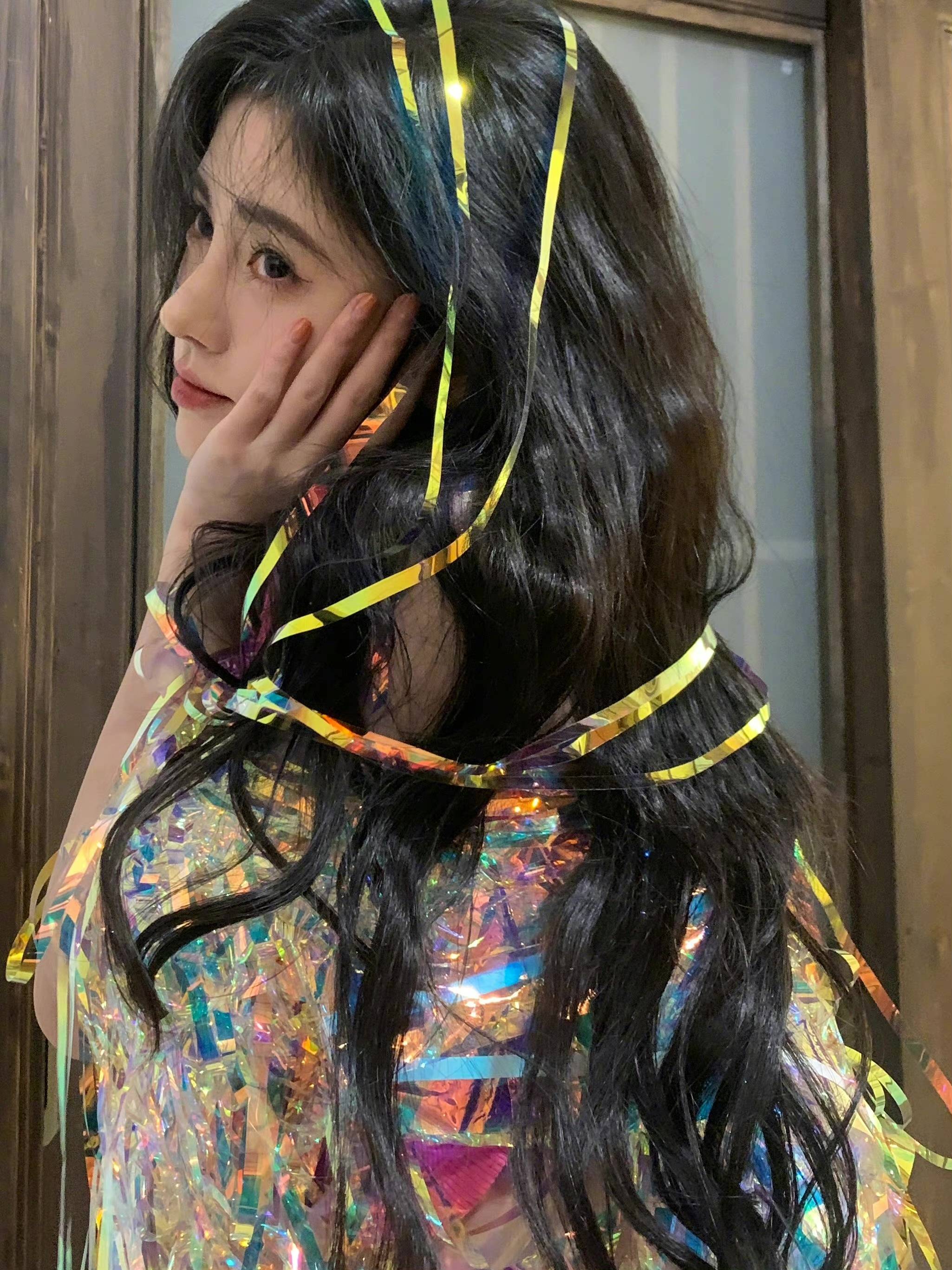 鞠婧祎新歌花絮写真认真玩彩带发量太令人羡慕了