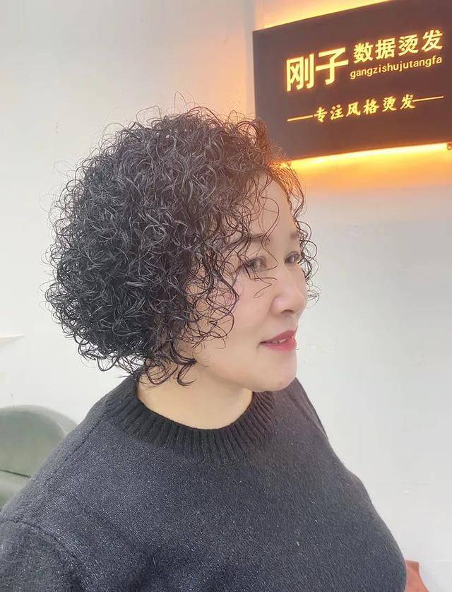 发型二月发型想要美美哒，可以试试这4种，美的让人心动没毛病